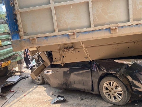 Ứng Hoà: Tai nạn liên hoàn, ô tô con lọt gầm xe tải