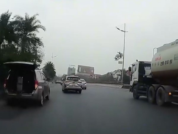 Ô tô dừng thay lốp trên làn đường có vận tốc tối đa 90km/h