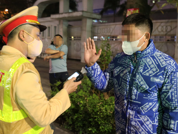 Nam tài xế đổi lái cho vợ khi thấy chốt đo nồng độ cồn