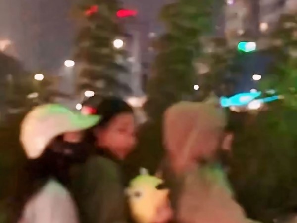 Nhóm thanh niên lạng lách đánh võng khi chở trẻ em 