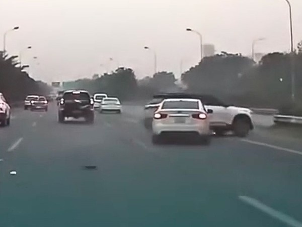 Ô tô bất ngờ húc đuôi xe khác rồi bỏ chạy trên đại lộ Thăng Long 