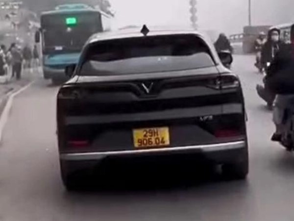 Ngang nhiên đi ngược chiều, tài xế ô tô bị tước bằng lái