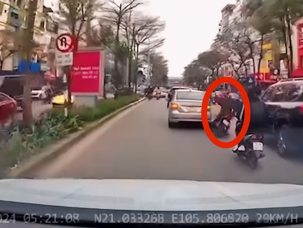 Thanh niên đi xe máy lạng lách đánh võng, ngã vào đầu ôtô