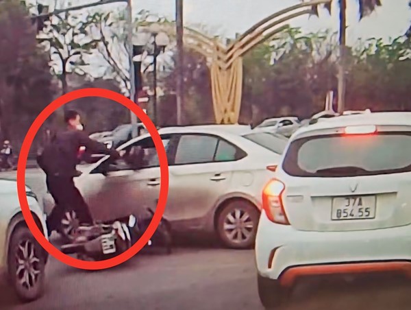 Va chạm giao thông, nam thanh niên trực tiếp đập vỡ kính ô tô