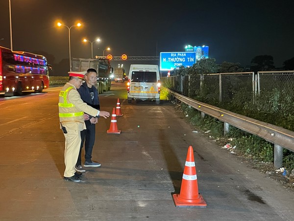 Trang bị chóp nón, biển tam giác phản quang: Đảm bảo an toàn khi dừng trên cao tốc