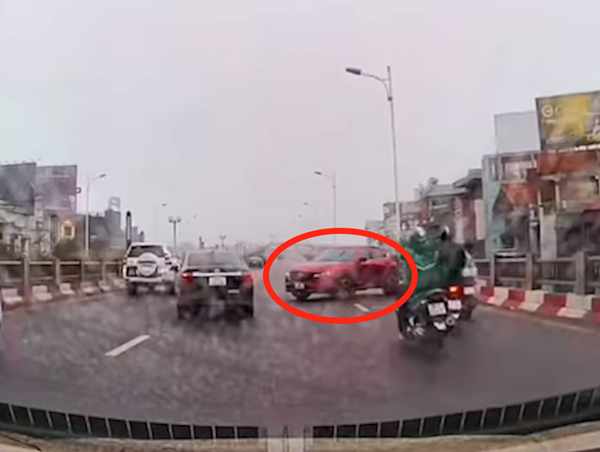 Ô tô quay đầu nguy hiểm trên cầu Vĩnh Tuy