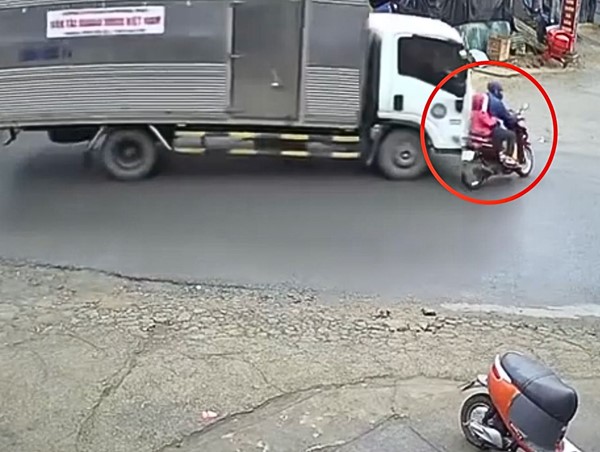 Sang đường không quan sát, xe máy chở trẻ em bị xe tải tông