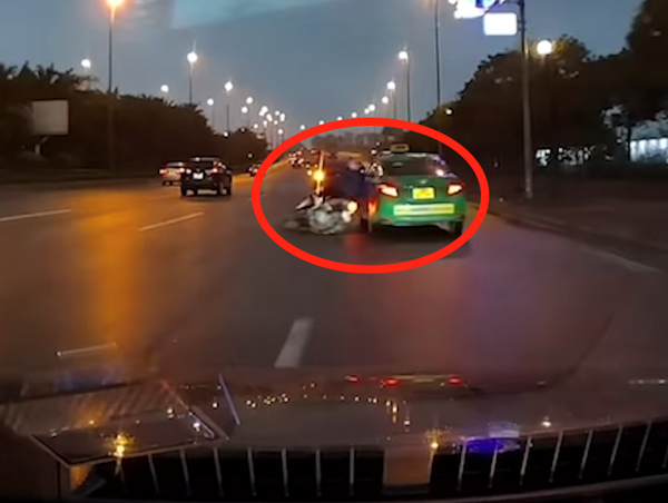 Va chạm trên đường gom Đại lộ Thăng Long