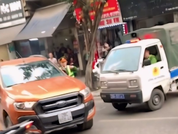 Tài xế rồ ga bỏ chạy khi bị lực lượng chức năng dừng xe, gây tai nạn liên hoàn