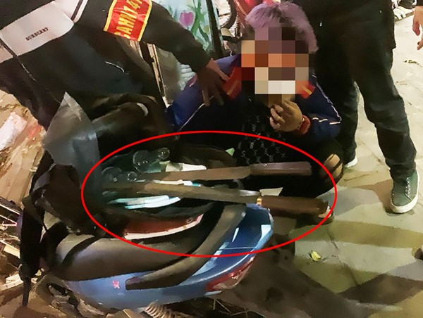 Hai thanh thiếu niên mang ba lô hung khí đi giải quyết mâu thuẫn