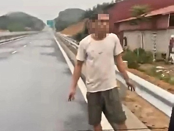 Bức xúc vì nhà ngập, người đàn ông căng dây chặn ngang cao tốc