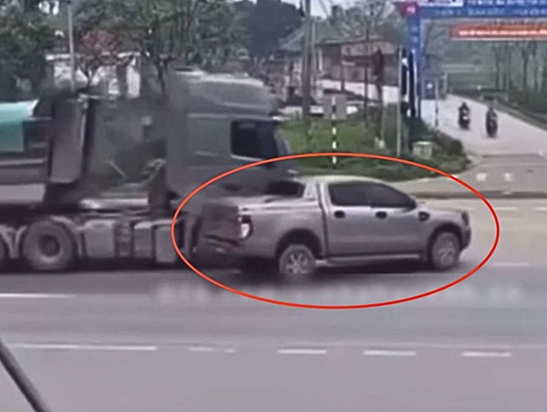 Xe bán tải bị đâm nát một bên hông khi sang đường