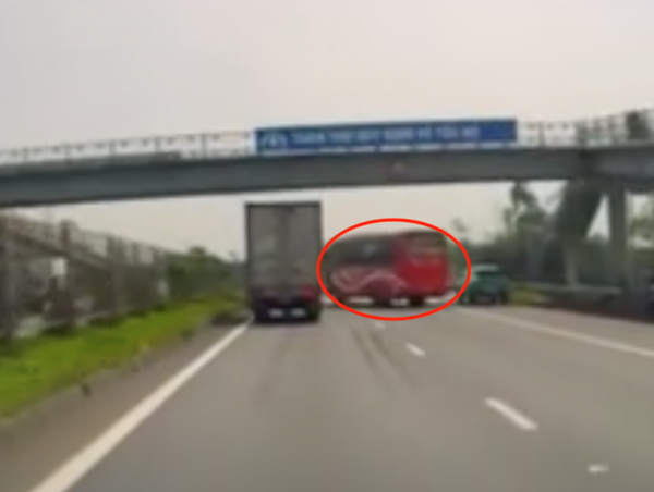 Xe khách lách làn ẩu gặp ngay cảnh sát giao thông