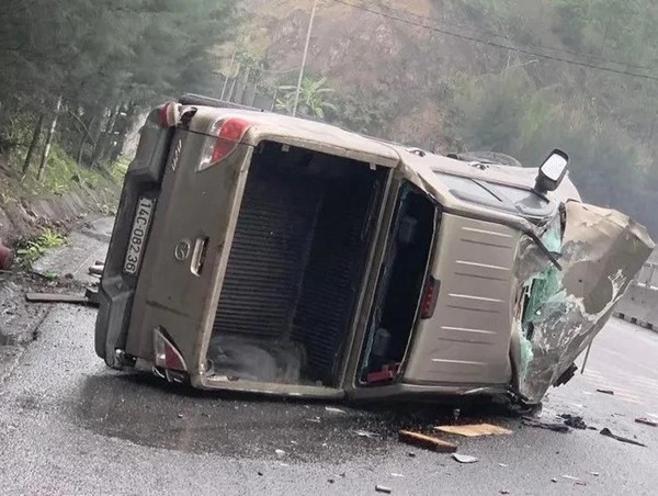 Xe tải lật nhào trên Quốc lộ 18