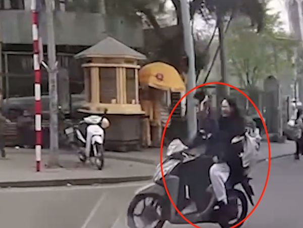 Phản cảm đôi nam nữ không đội mũ bảo hiểm, “chào” công an khi vượt chốt