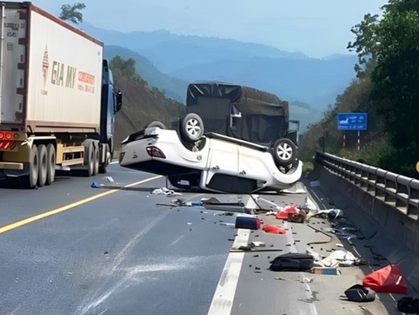 Cao tốc La Sơn - Tuý Loan tiếp tục xảy ra tai nạn: Ô tô bán tải lật ngửa