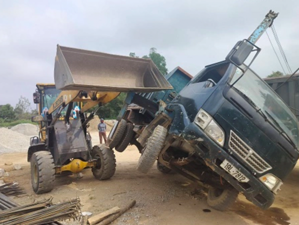 Xe cẩu lật đè người đàn ông tử vong