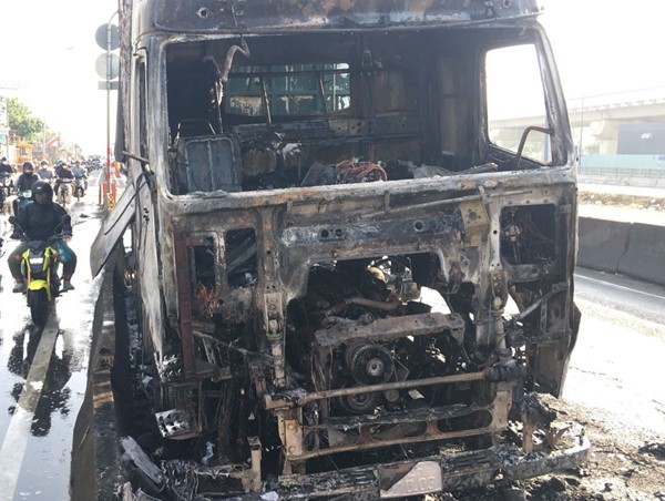 Xe đầu kéo cháy trơ khung khi đang di chuyển trên đường