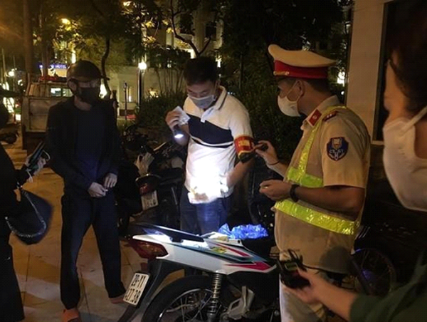 Bị dừng xe kiểm tra, 2 đối tượng tự giao nộp ma tuý 