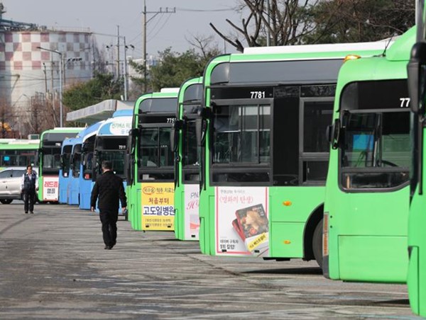 Tài xế đình công, hệ thống xe buýt Seoul tê liệt 
