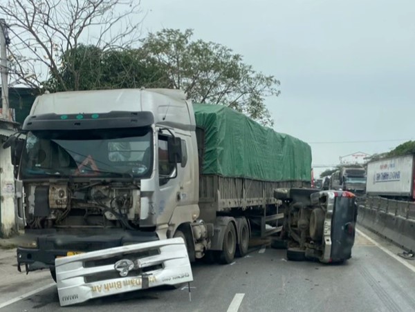 Xe bán tải lật nghiêng sau va chạm với xe đầu kéo