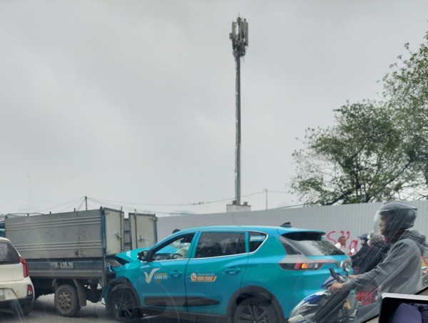 Ùn tắc trên Đại lộ Thăng Long do va chạm giữa taxi và xe tải