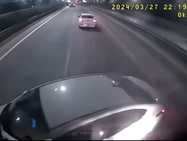 Ô tô con bị xe tải đẩy xe chục mét trên cao tốc