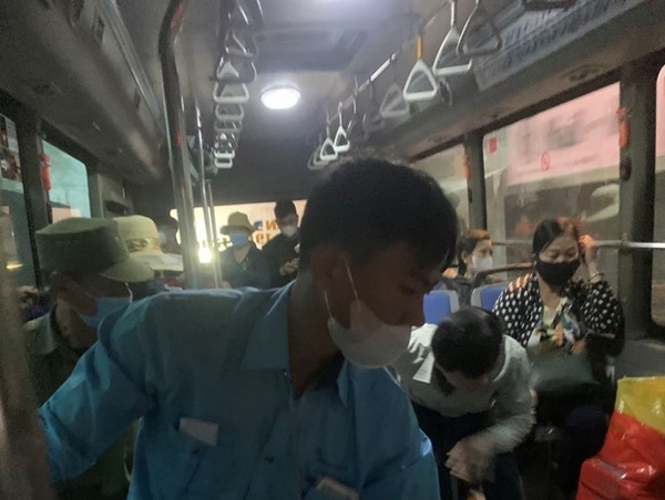 Nhân viên xe buýt kịp thời đưa người bị tai nạn giao thông đi cấp cứu