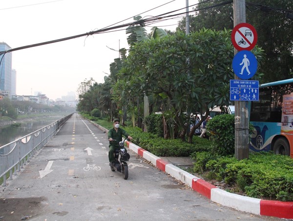 Hà Nội: Xe máy “tranh thủ” đi vào đường dành cho người đi bộ