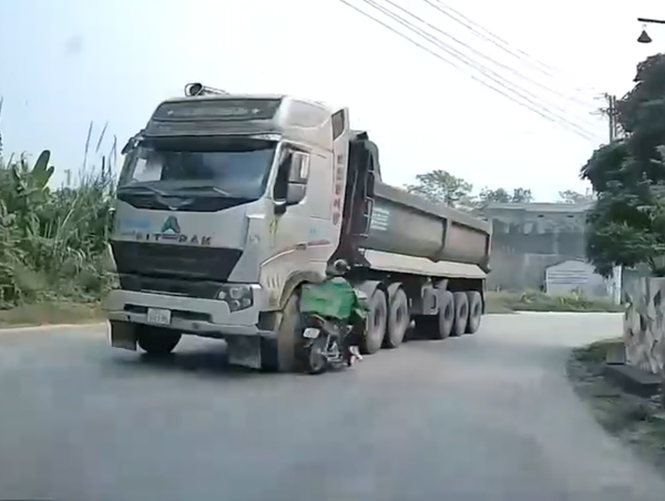 Xe máy bị tông văng vào lề đường vì vượt ẩu tại khúc cua