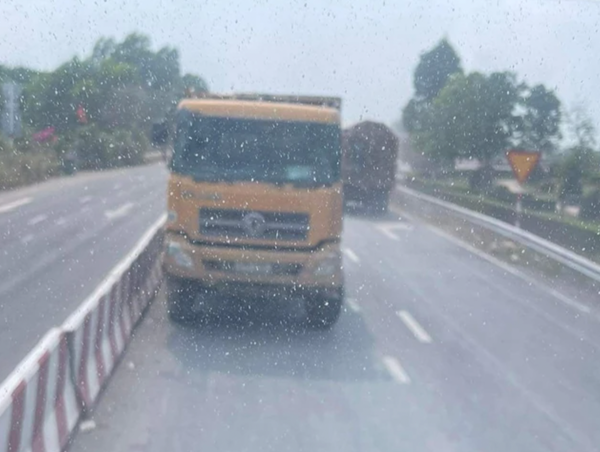 Xe ben ngang nhiên đi ngược chiều trên vành đai 4