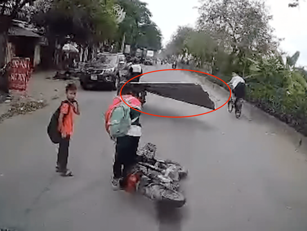 Xe máy chở tôn cồng kềnh va chạm với xe điện