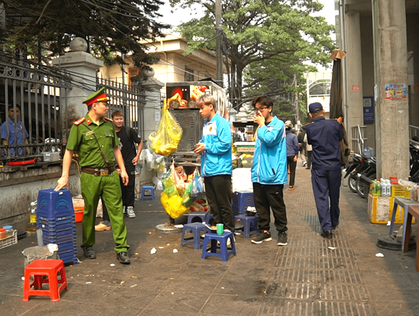 Rác thải dưới chân ga đường sắt đô thị: Dọn sạch rồi có tái diễn?