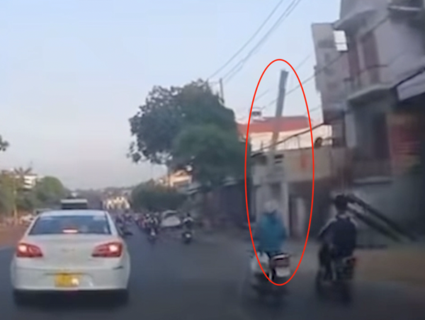 Vật liệu xây dựng trên cao rơi trúng người đi đường 