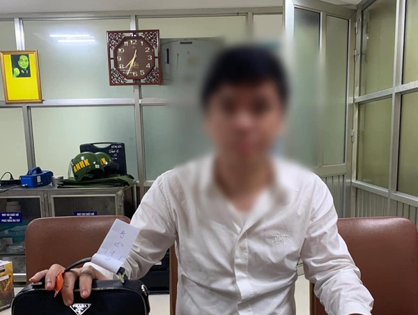 Trả lại ví hàng hiệu chứa trăm triệu cho hành khách ở sân bay Nội Bài