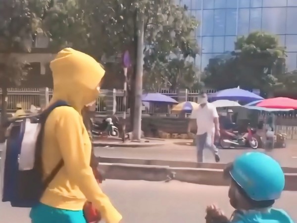 Va chạm trên đường, tài xế xe ôm công nghệ bất ngờ quỳ gối xin tha