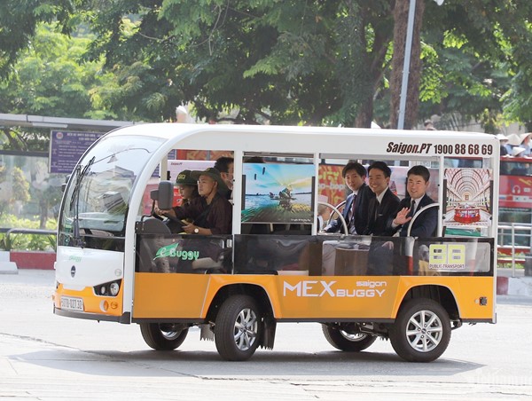 70 xe điện bắt đầu lăn bánh chở khách tham quan trung tâm TP Hồ Chí Minh