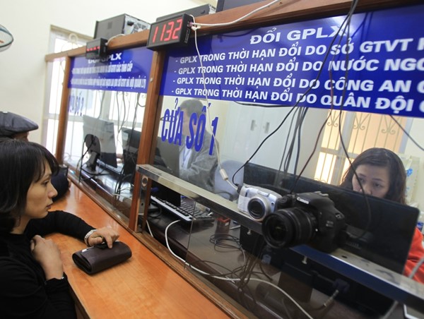 Ủy quyền cấp đổi giấy phép lái xe cho quận, huyện: Thông tin dịch vụ chưa rộng khắp