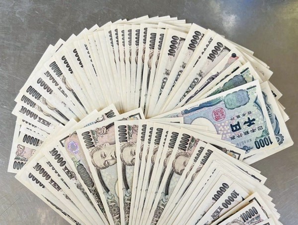 An ninh sân bay Tân Sơn Nhất trả túi xách chứa tài sản giá trị cho khách 