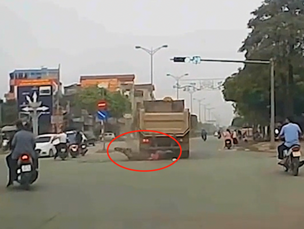 Tình huống thót tim khi xe máy ngã vào gầm xe ben 