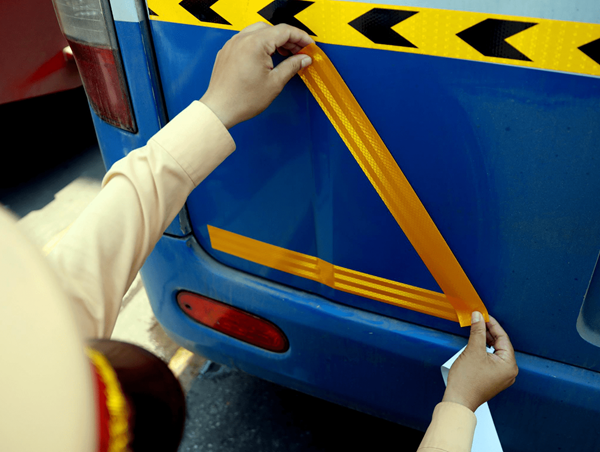 Cảnh sát giao thông dán phản quang, hướng dẫn xe khách xử lý sự cố trên cao tốc