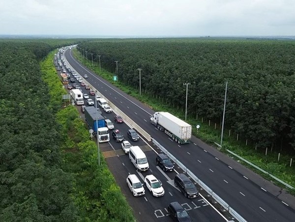 Gấp rút thi công các trạm dừng nghỉ phục vụ đi lại dịp lễ 30/4 -1/5