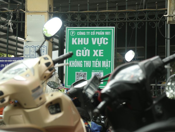 Người dân ủng hộ trông giữ xe không thu tiền mặt