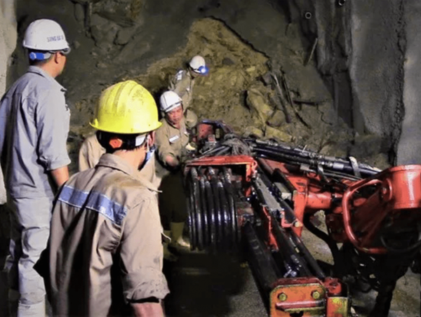 Nỗ lực thông tàu Bắc - Nam qua hầm Bãi Gió vào 22/4