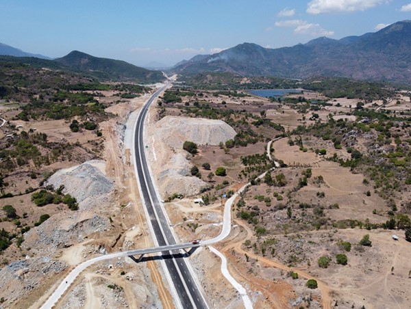 Cận cảnh cao tốc Cam Lâm - Vĩnh Hảo trước ngày thông xe