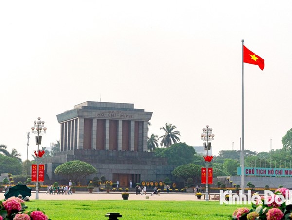 Hà Nội: đường phố trang hoàng rực rỡ dịp lễ 30/4 và 1/5