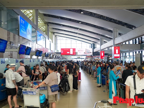 Sân bay Nội Bài đông nghịt trong ngày đầu nghỉ lễ 30/4-1/5