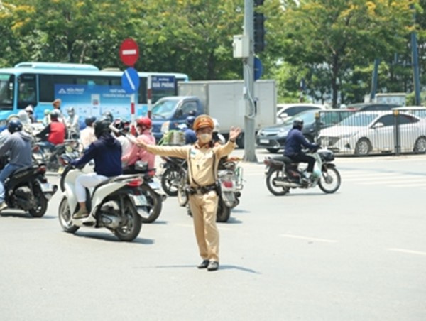 Cảnh sát giao thông “đội nắng” phân luồng, hướng dẫn người dân về quê nghỉ lễ