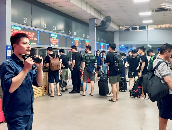 Chờ xe đêm tại bến Nước Ngầm: người dân nói gì?