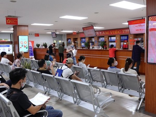 Ủy quyền cấp đổi giấy phép lái xe cho địa phương: Người dân vẫn bỏ gần, tìm xa